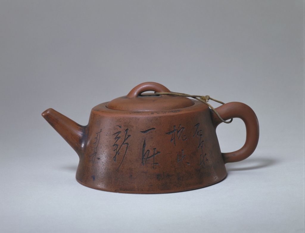 图片[1]-Teapot with poems inscribed on purple sand-China Archive